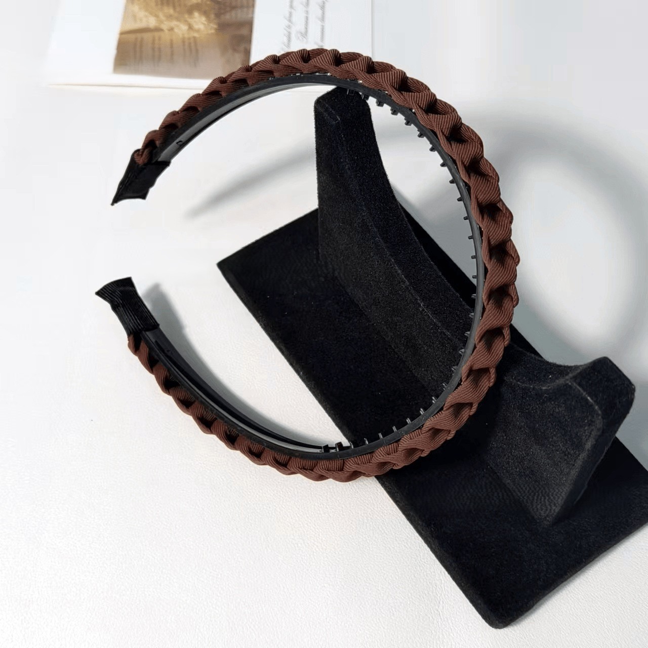 Luxurious, Minimalist, and Trendy Hair Band: Braided, Toothed, Non-Slip Headband for Women with High Crown and Press-On Design