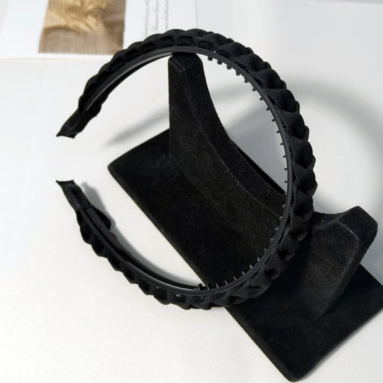 Luxurious, Minimalist, and Trendy Hair Band: Braided, Toothed, Non-Slip Headband for Women with High Crown and Press-On Design