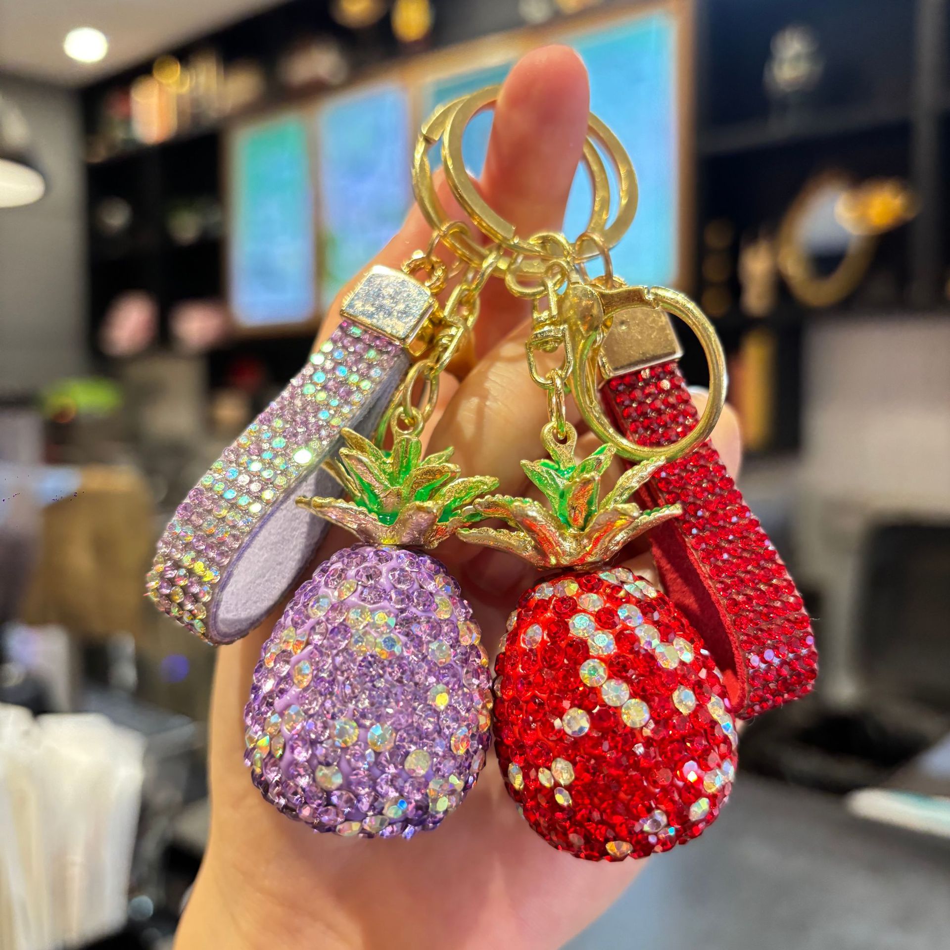 Full-Diamond Alloy Pineapple Keychain—Best-Selling Diamond-Studded Fruit-Themed Delicate Accessory for Women, Handbag Charm with a Luxurious Look