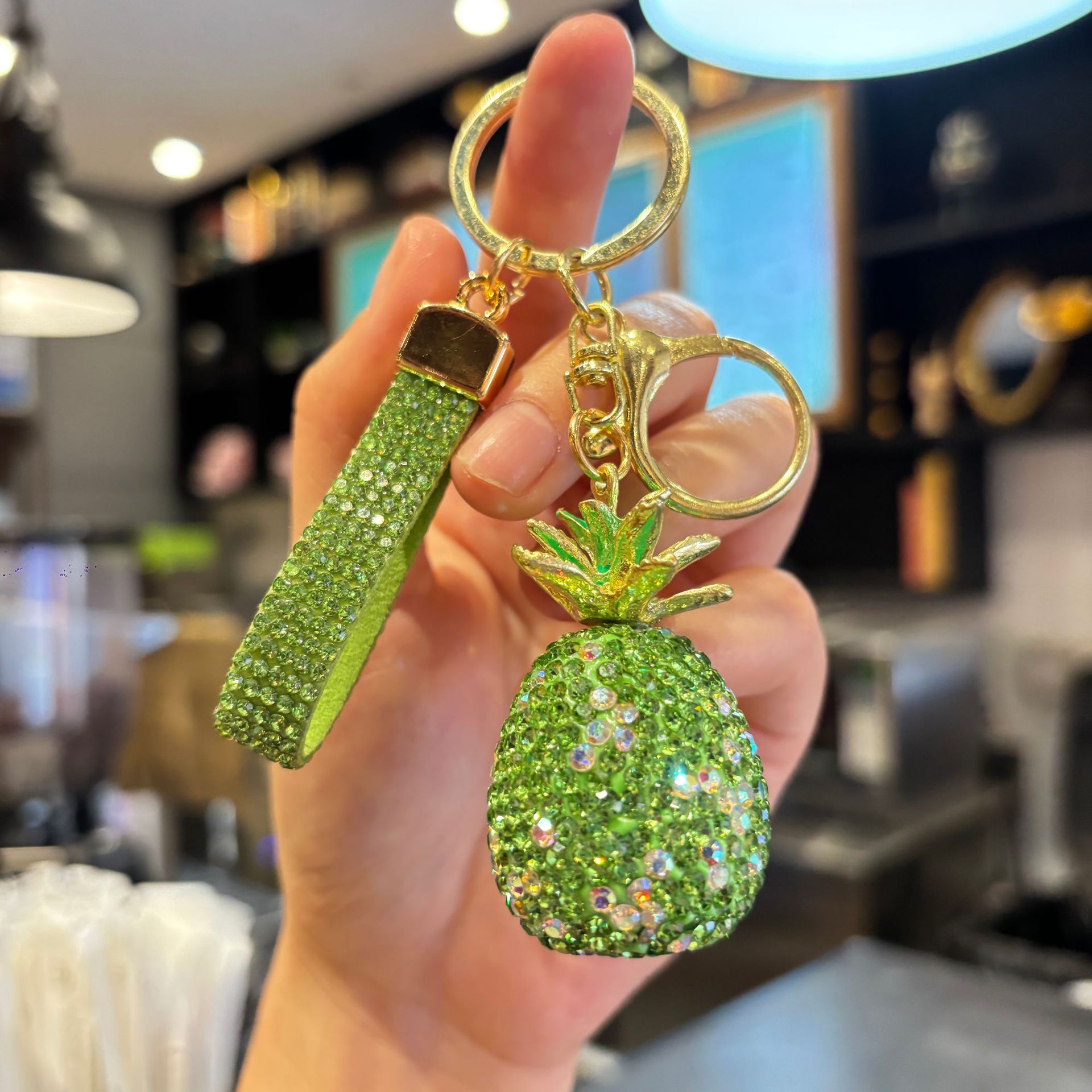 Full-Diamond Alloy Pineapple Keychain—Best-Selling Diamond-Studded Fruit-Themed Delicate Accessory for Women, Handbag Charm with a Luxurious Look