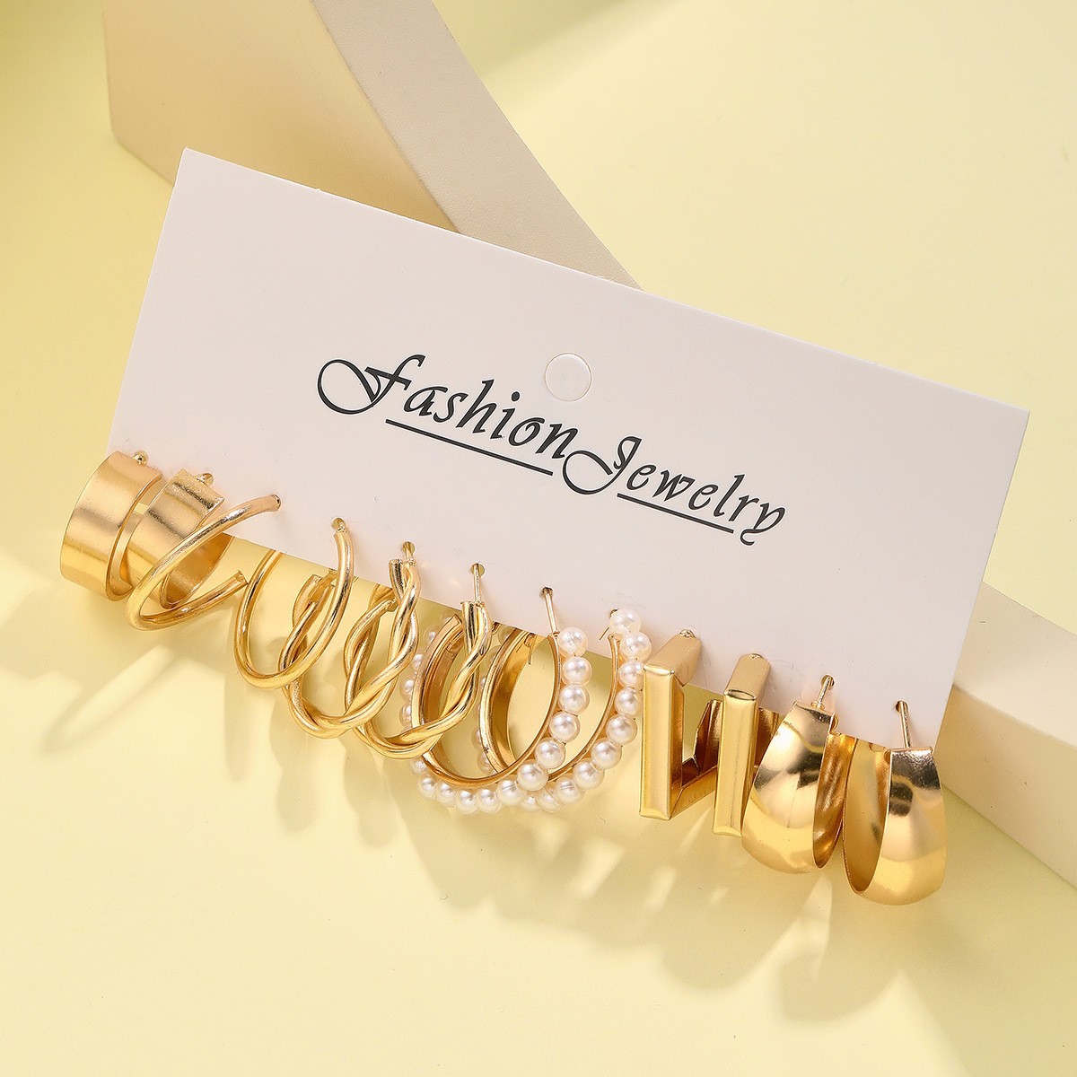 6-Piece Set of Retro European and American-Style Earrings: Eco-Friendly Alloy/Simulated Pearls, Mixed Sizes, Suitable for Everyday Wear and Parties—A Hepburn-Inspired, High-End Accessory That Brightens Your Complexion