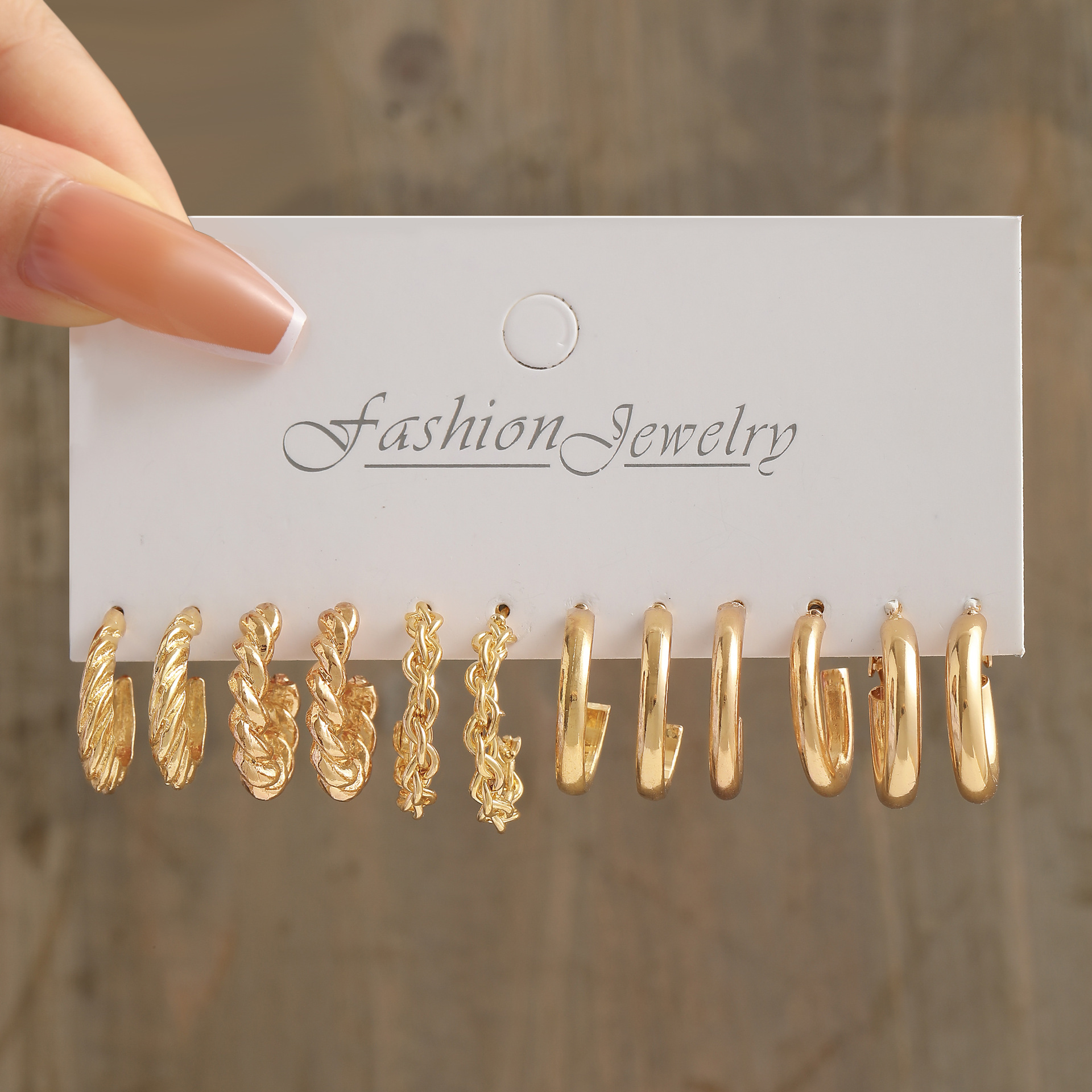 6-Piece Set of Retro European and American-Style Earrings: Eco-Friendly Alloy/Simulated Pearls, Mixed Sizes, Suitable for Everyday Wear and Parties—A Hepburn-Inspired, High-End Accessory That Brightens Your Complexion