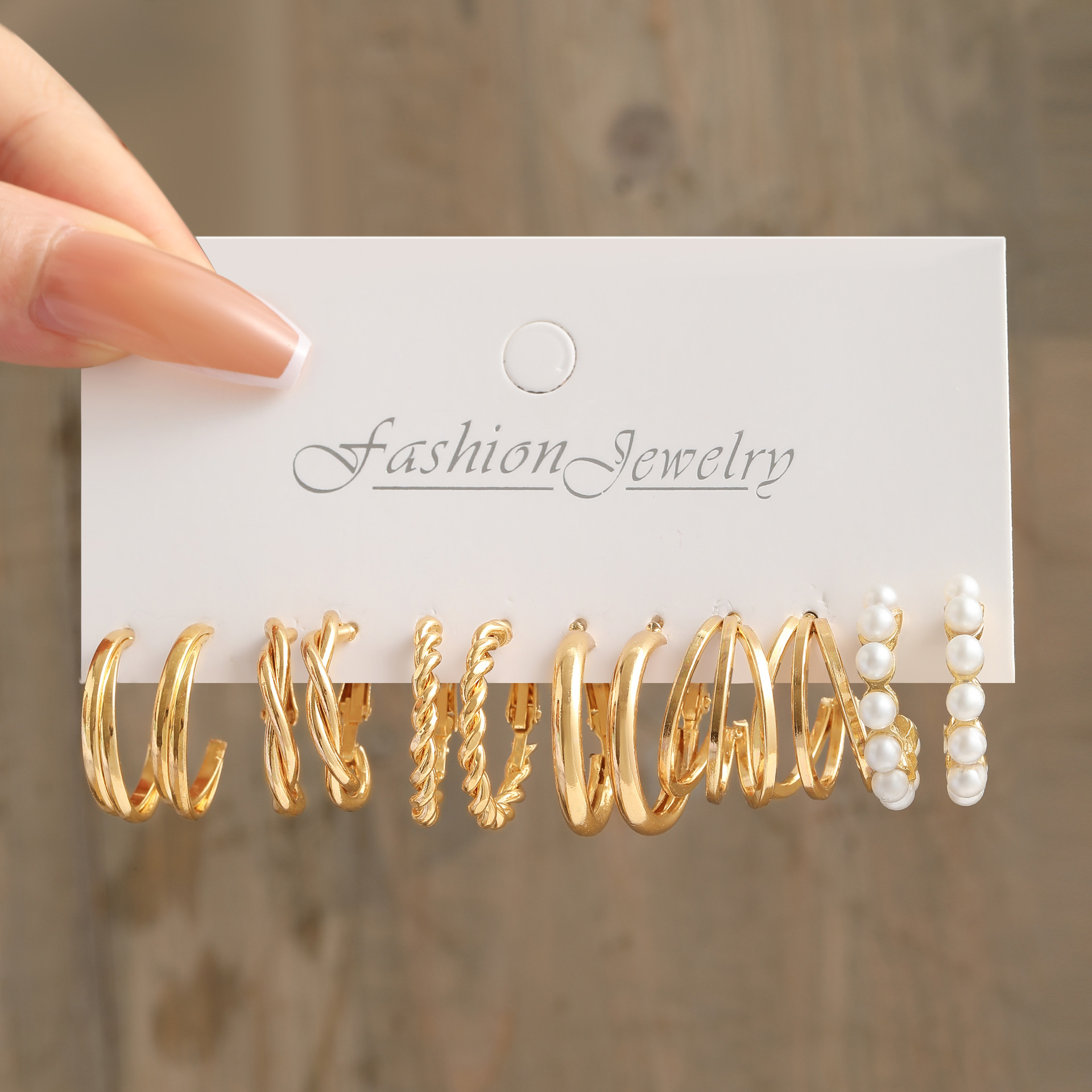 6-Piece Set of Retro European and American-Style Earrings: Eco-Friendly Alloy/Simulated Pearls, Mixed Sizes, Suitable for Everyday Wear and Parties—A Hepburn-Inspired, High-End Accessory That Brightens Your Complexion