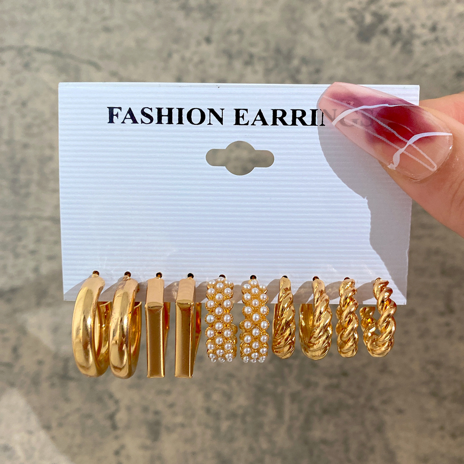 6-Piece Set of Retro European and American-Style Earrings: Eco-Friendly Alloy/Simulated Pearls, Mixed Sizes, Suitable for Everyday Wear and Parties—A Hepburn-Inspired, High-End Accessory That Brightens Your Complexion
