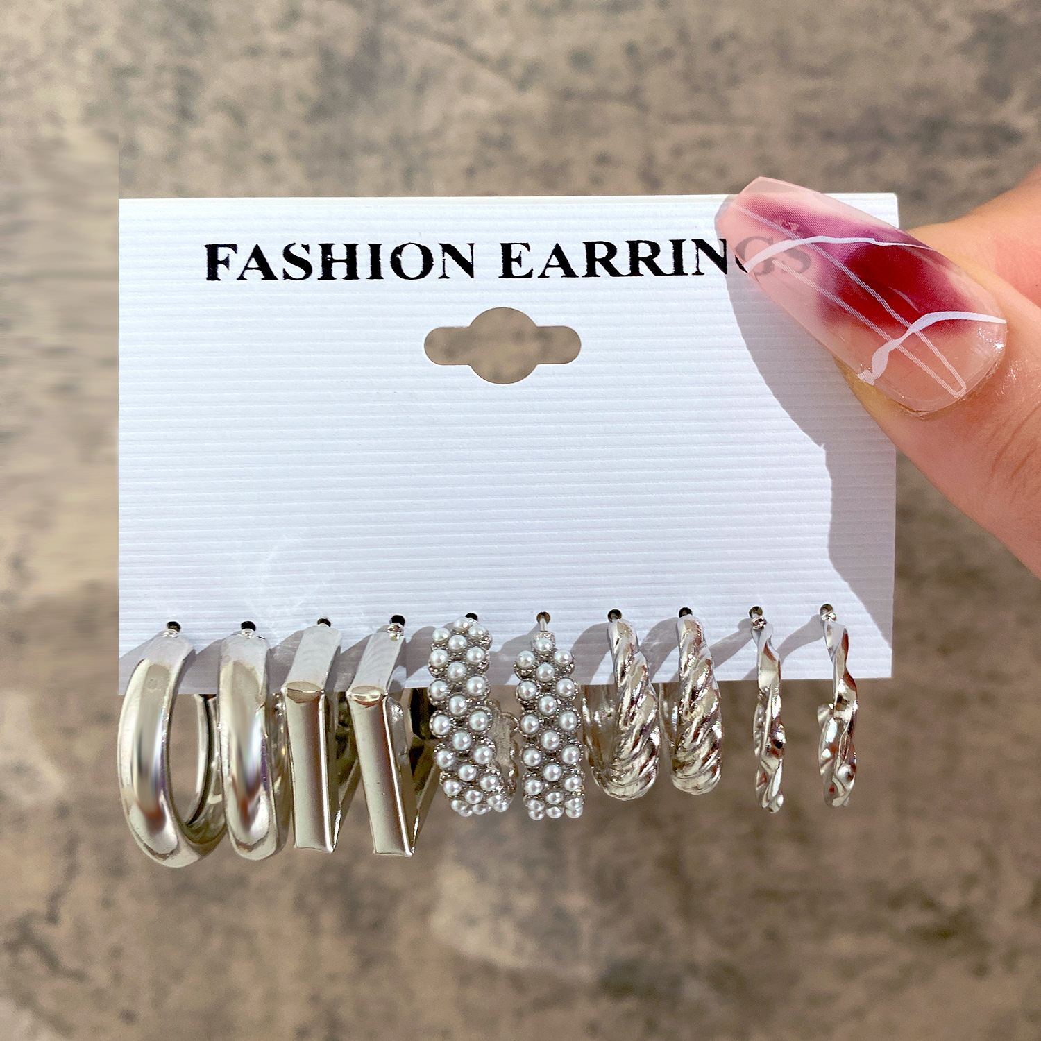 6-Piece Set of Retro European and American-Style Earrings: Eco-Friendly Alloy/Simulated Pearls, Mixed Sizes, Suitable for Everyday Wear and Parties—A Hepburn-Inspired, High-End Accessory That Brightens Your Complexion