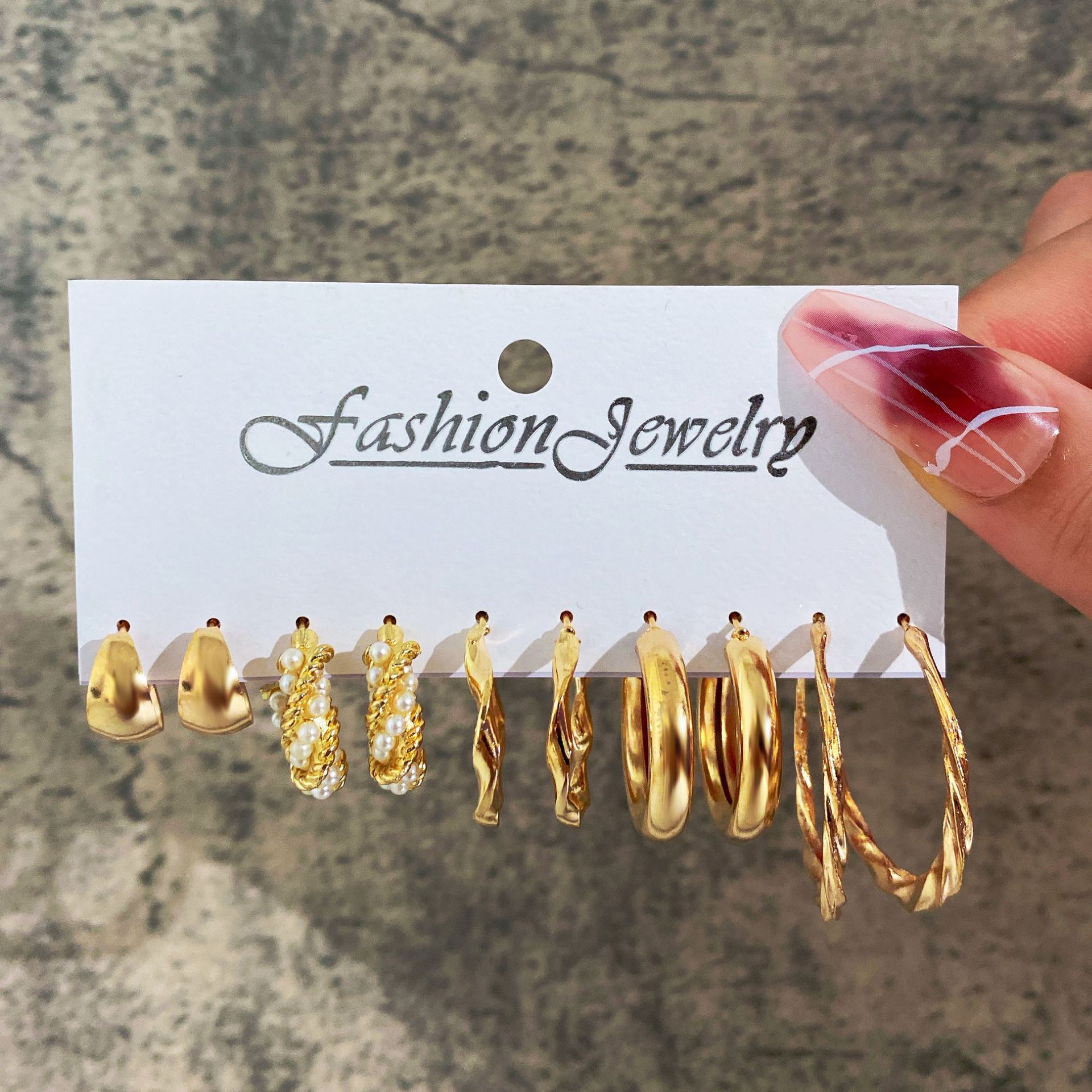 6-Piece Set of Retro European and American-Style Earrings: Eco-Friendly Alloy/Simulated Pearls, Mixed Sizes, Suitable for Everyday Wear and Parties—A Hepburn-Inspired, High-End Accessory That Brightens Your Complexion