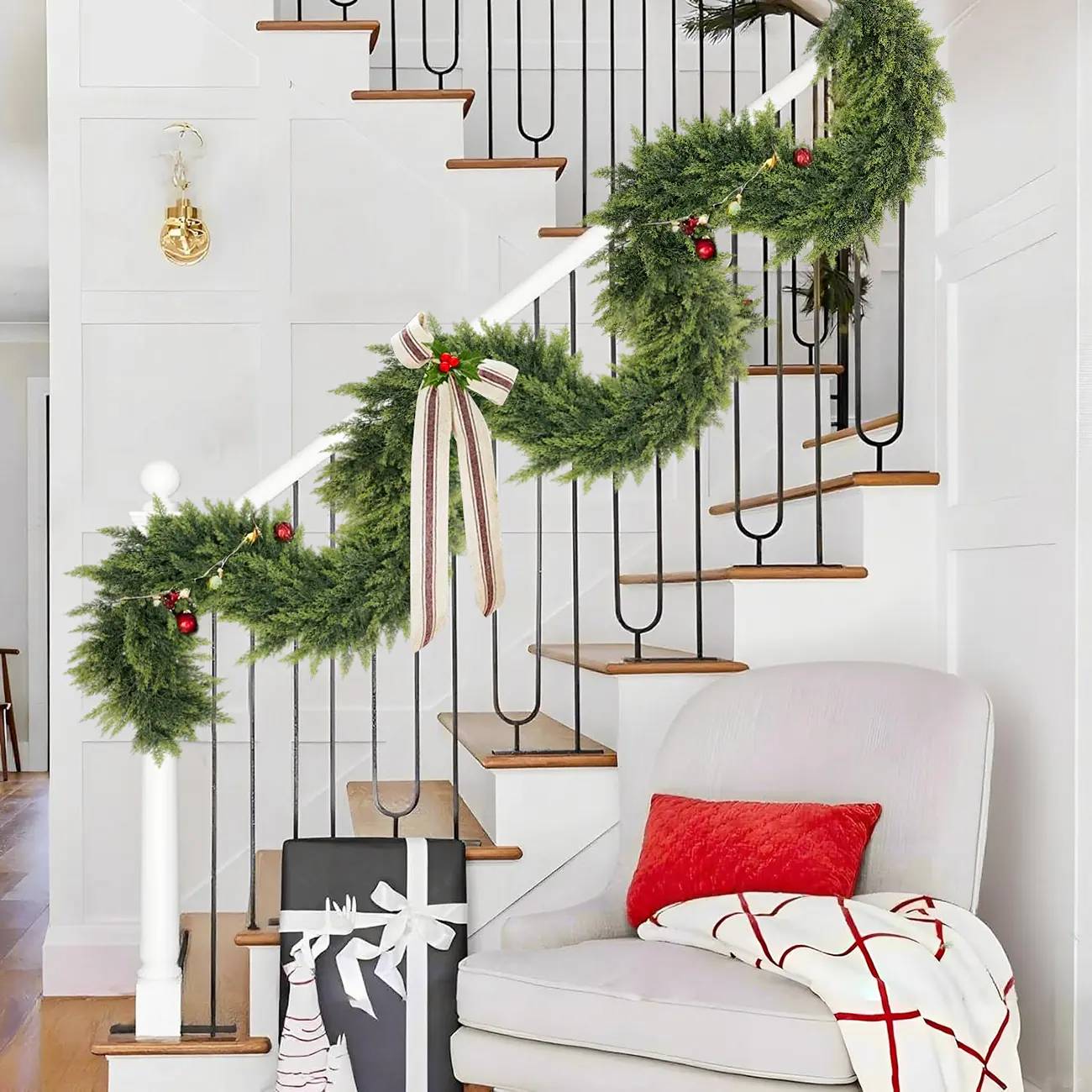 Artificial Cedar Wreath—Natural-looking green pine decoration with a realistic texture, suitable for wall decor, wall hangings, and room decorations (indoor/outdoor Christmas home decor)